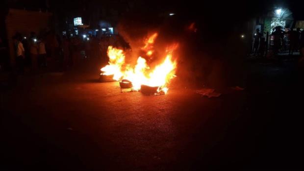 محتجون في عدن يقطعون الشوارع ويمنعون حركة المرور