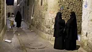 على مستوى الشارع، غالبًا ما تكون المباني بلا نوافذ بسبب استخدامها كملاجئعلى مستوى الشارع، غالبًا ما تكون المباني بلا نوافذ بسبب استخدامها كملاجئ للحيوانات أو أماكن عمل للحيوانات أو أماكن عمل