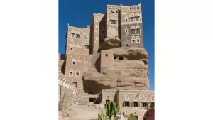 بُنى قصر دار الحجر الضخم في اليمن على قمة برج صخري طبيعي