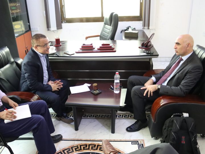 عدن.. رئيس الوحدة التنفيذية لإدارة مخيمات النازحين يلتقي وفد أممي رفيع المستوى