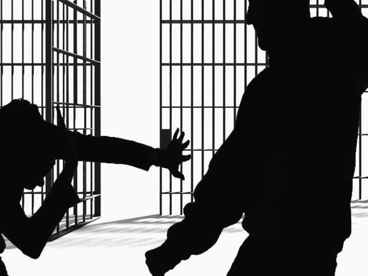 سجينات خارج السجن