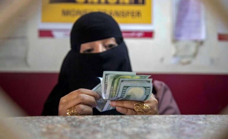 انهيار حاد لسعر صرف الريال اليمني أمام العملات الاجنبية في عدن