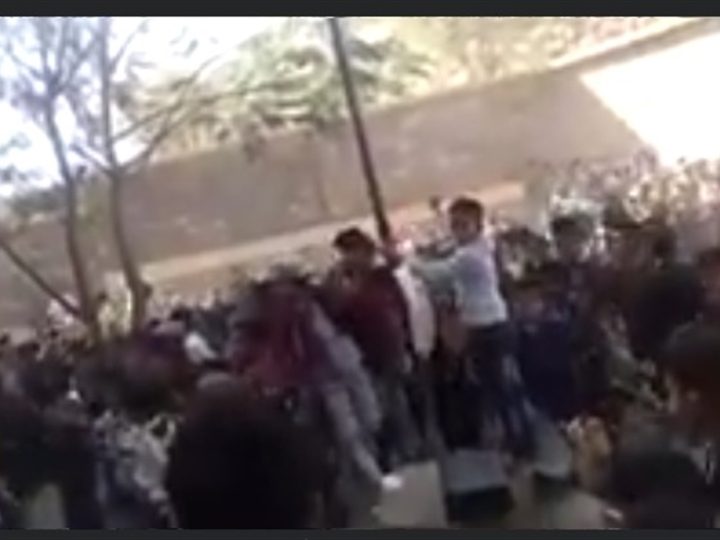 شاهد.. طلاب مدرسة في تعز يرفضون أداء صرخة الحوثي ويهتفون لليمن