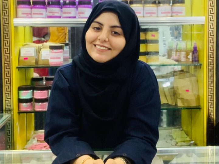 بثينة.. شابة حولت هوايتها إلى مشروع يعيل أسرته