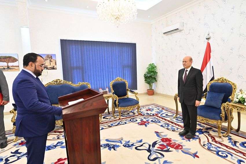 وزير الأشغال وسفير اليمن لدى اليابان يؤديان اليمين الدستورية أمام الرئيس العليمي