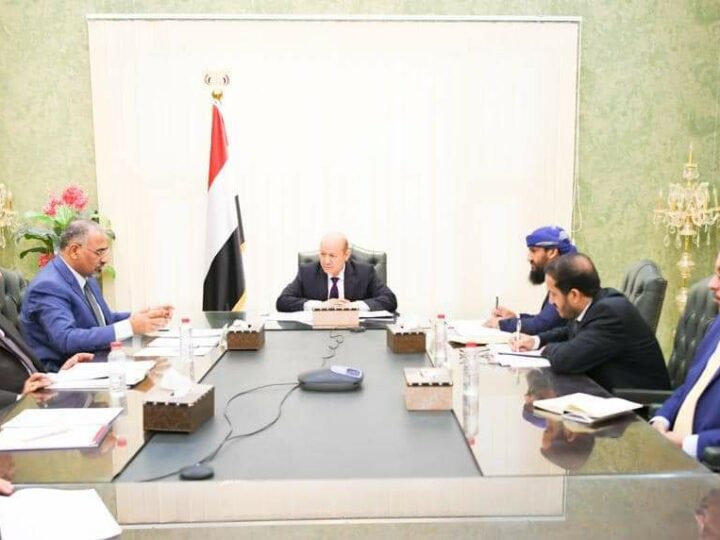 عدن.. اجتماع لمجلس القيادة الرئاسي يدين مجزرة الحوثي بتعز