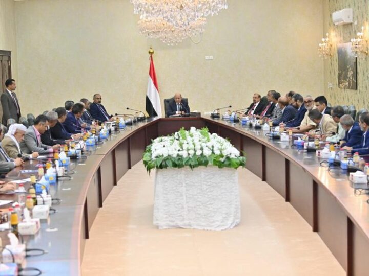 الرئيس العليمي يلتقي رئيس وأعضاء هيئة رئاسة مجلس النواب ورؤساء اللجان البرلمانية