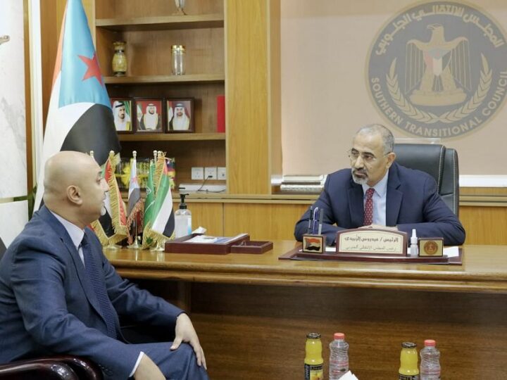 اللواء الزُبيدي يلتقي مدير عام مؤسسة الاتصالات ويطلع منه على خطط وبرامج المرحلة المُقبلة