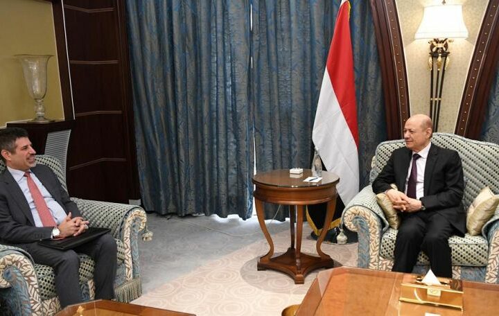 رئيس مجلس القيادة يستقبل السفير الاميركي لبحث دعم الاصلاحات الاقتصادية والخدمية