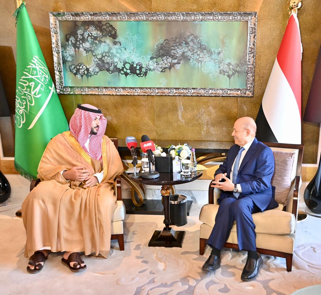 رئيس مجلس القيادة الرئاسي يستقبل صاحب السمو الملكي الأمير خالد بن سلمان للبحث في المستجدات اليمنية والعلاقات الثنائية