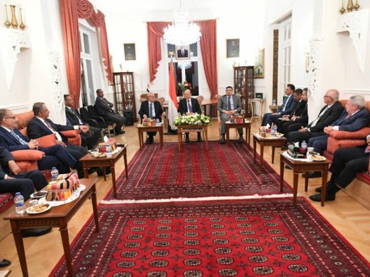 رئيس مجلس القيادة الرئاسي يلتقي سفراء اليمن لدى اوروبا