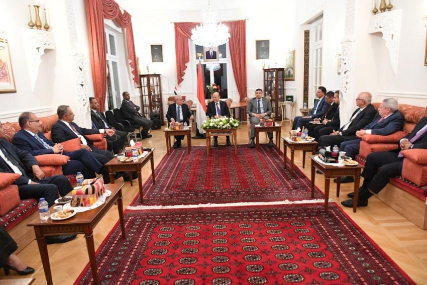 رئيس مجلس القيادة الرئاسي يلتقي سفراء اليمن لدى اوروبا