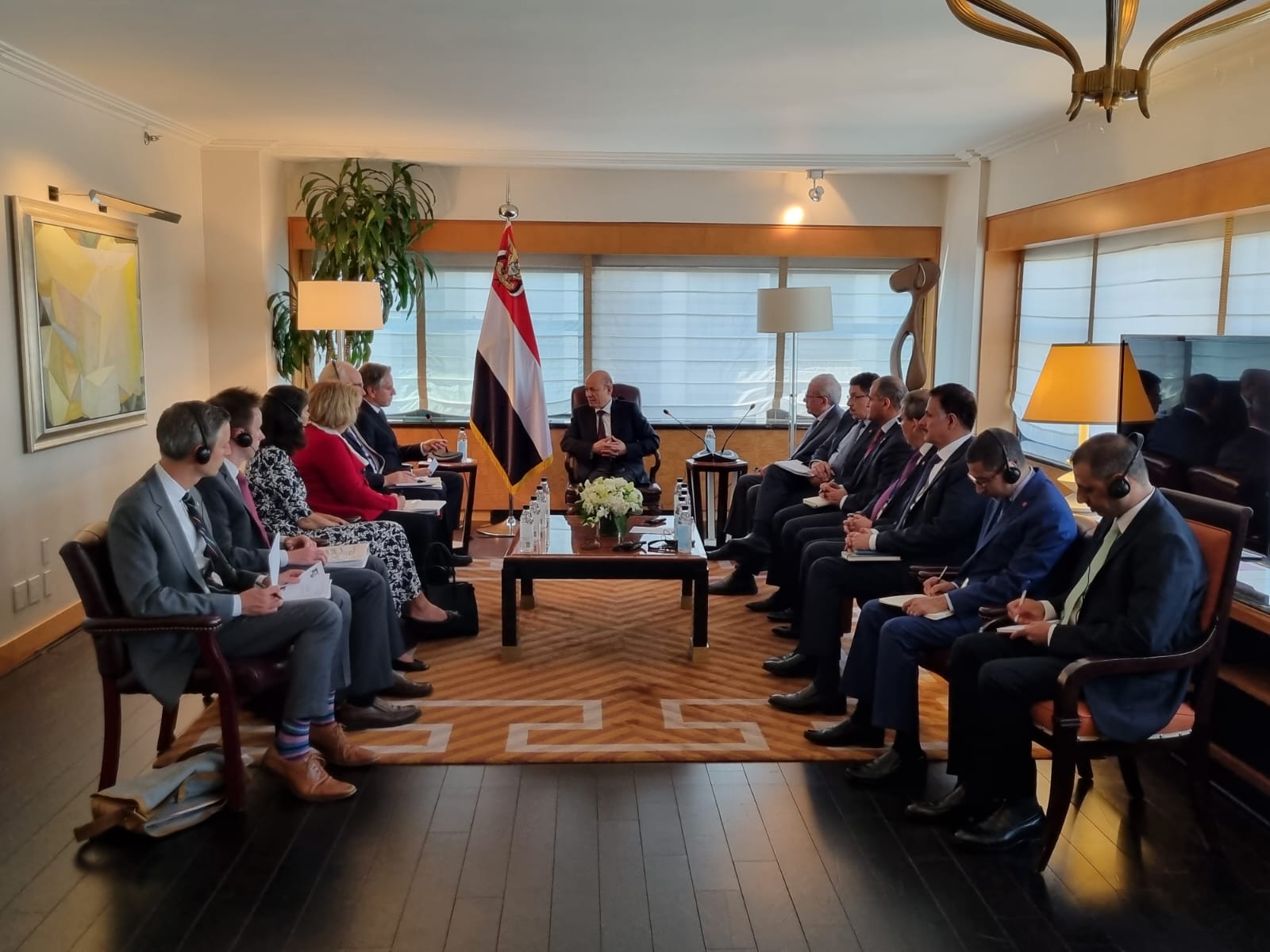الرئيس العليمي يبحث مع وزير الخارجية الاميركي مستجدات الوضع اليمني