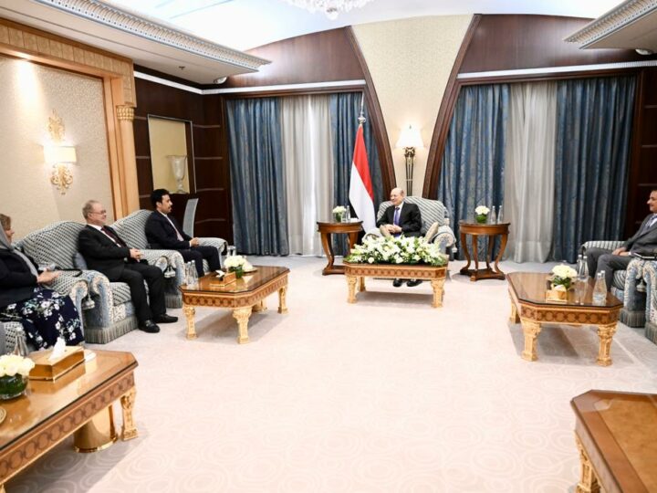 رئيس مجلس القيادة الرئاسي يلتقي رئاسة هيئة التشاور والمصالحة