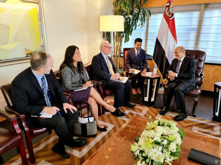 رئيس مجلس القيادة الرئاسي يستقبل المبعوث الاميركي