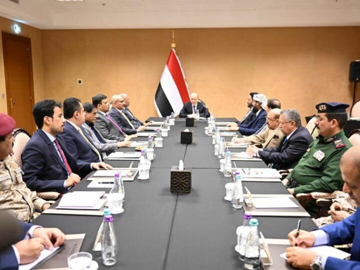 مجلس القيادة الرئاسي يؤكد في اجتماع مشترك مع قيادات الدولة إلتزام المكونات الوطنية بهدف إنهاء الانقلاب