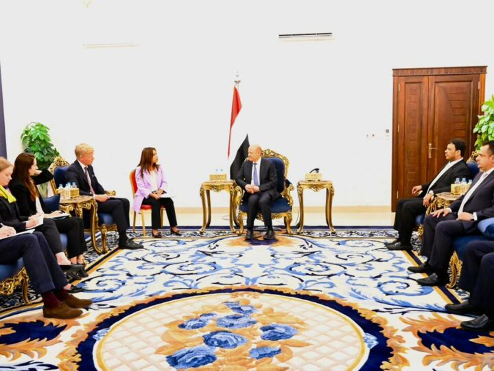 رئيس مجلس القيادة الرئاسي يستقبل في عدن المبعوث الخاص للأمم المتحدة