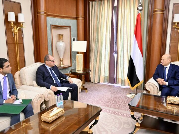 السفير المصري يحيط رئيس مجلس القيادة بتوجيهات الرئيس السيسي بشأن التسهيلات المطلوبة للمقيمين والوافدين اليمنيين