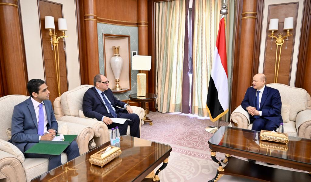 السفير المصري يحيط رئيس مجلس القيادة بتوجيهات الرئيس السيسي بشأن التسهيلات المطلوبة للمقيمين والوافدين اليمنيين