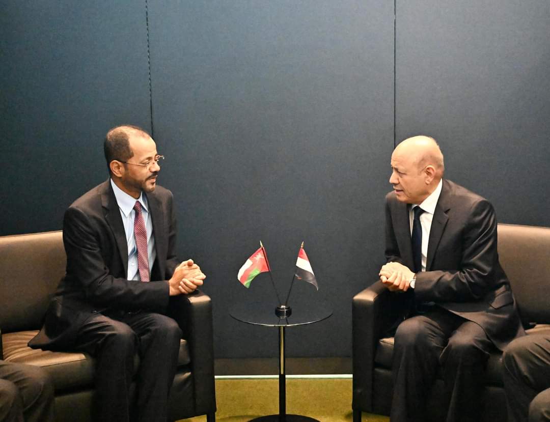 رئيس مجلس القيادة الرئاسي يلتقي وزير خارجية سلطنة عمان